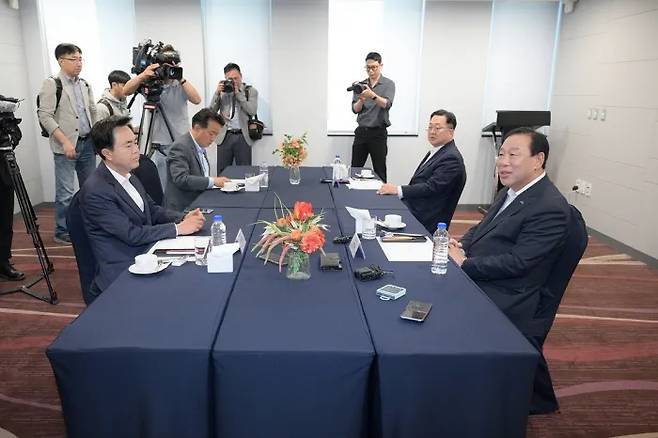 충청권 4개 시도 단체장이 지난달 19일 세종에 있는 한 호텔에서 만나 얘기를 나누고 있다. 세종시 제공