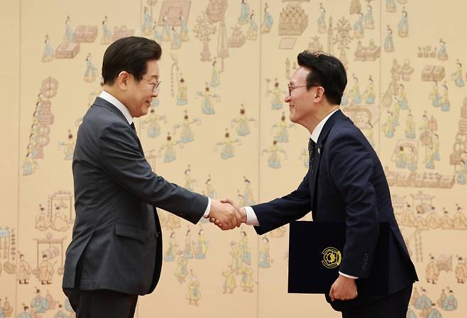 이재명 대통령이 4일 용산 대통령실에서 김민석 국무총리에게 임명장을 수여한 후 악수하고 있다. 연합뉴스&nbsp;