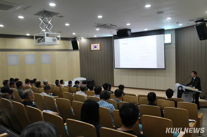 충남도 축산기술연구소는 4일 공주농업기술센터 농업전시관에서 한우개량 선도농가, 지역축협, 축산물품질평가원 관계자 등이 참석한 가운데, 본격적인 서비스에 앞서 의견 수렴 등을 위한 설명회를 개최했다.