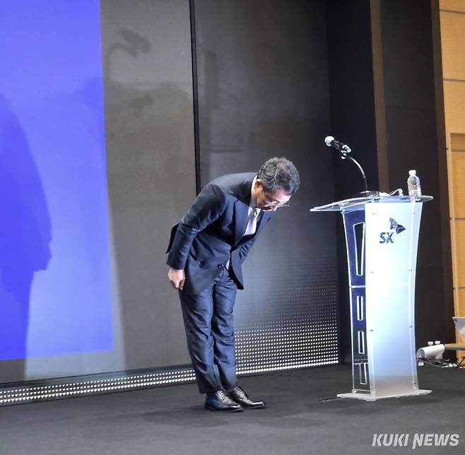 유영상 SK텔레콤 대표가 4일 서울 중구 SK텔레콤 본사 T타워에서 열린 기자간담회에서 사과를 하고 있다. 정우진 기자
