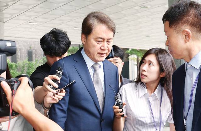 김주현 전 민정수석이 3일 서울 서초구 서울고검 청사로 출석하며 기자들 질문을 받고 있다. 내란 특검은 김 전 수석을 불러 12·3 비상계엄 선포 과정과 사후 선포문 작성 의혹 등을 조사했다. 연합뉴스