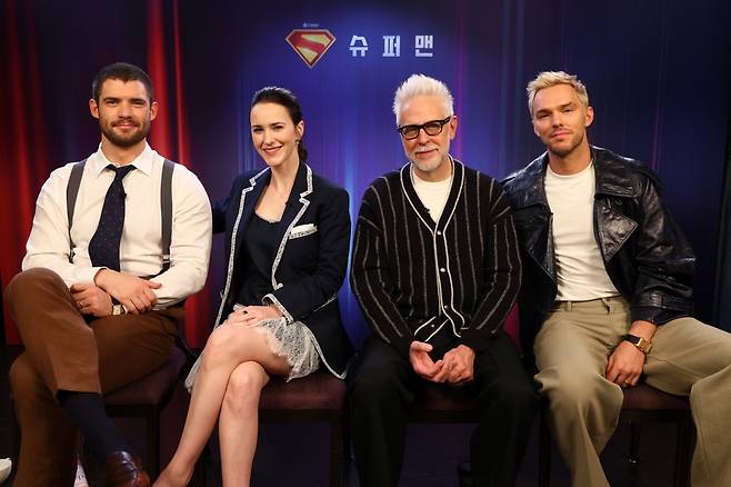 왼쪽부터 영화 '슈퍼맨'의 주연 배우 데이비드 코런스웻(슈퍼맨 역), 레이첼 브로스나한(로이스 레인 역), 제임스 건 감독, 니콜라스 홀트(렉스 루터 역)가 라이브 컨퍼런스 진행에 앞서 포즈를 취하고 있다. 위너브러더스 코리아 제공