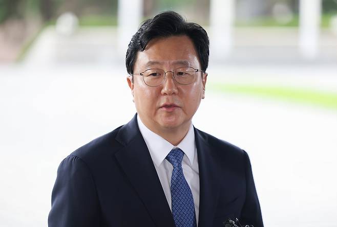 정진우 신임 서울중앙지검장이 4일 서울 서초구 서울중앙지검으로 들어서며 취재진 앞에서 입장을 밝히고 있다. 연합뉴스