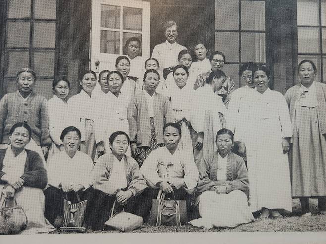 로간 부인이 한복을 입은 초기 여성 신도들이 함께 찍은 사진.