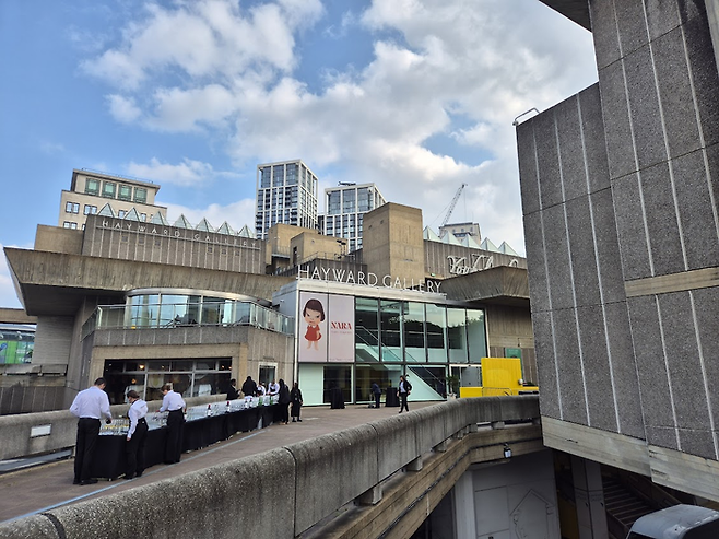 전시 오프닝 파티 준비 중인 헤이워드 갤러리. ©김슬기
