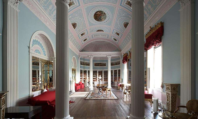 저택의 가장 유명한 공간인 도서관. ©English Heritage