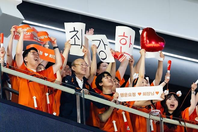 김승연 한화그룹 회장이 지난 3일 임직원들과 함께 대전 중구 한화생명볼파크에서 야구 경기를 관람하고 있다. [사진 = 한화그룹]