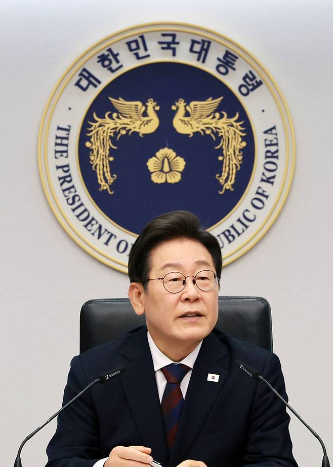 이재명 대통령이 지난 3일 서울 용산 대통령실 청사에서 열린 2차 수석보좌관회의를 주재하고 있다. [대통령실통신사진기자단]