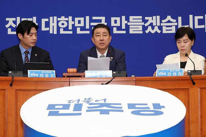 김병기 더불어민주당 당대표 직무대행 겸 원내대표가 지난 2일 서울 여의도 국회에서 열린 최고위원회의에서 발언하고 있다. [사진 출처 = 연합뉴스]