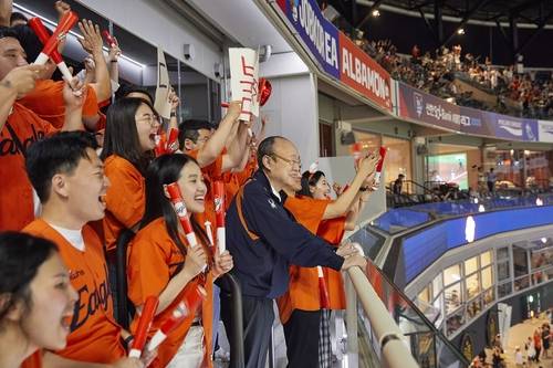 김승연 한화그룹 회장이 3일 대전 볼파크에서 한화 이글스 경기를 응원하고있다. 한화그룹