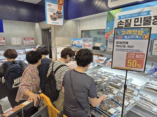 이마트 오픈과 동시에 전복 매대로 몰린 고객들. [사진 = 이마트 제공]