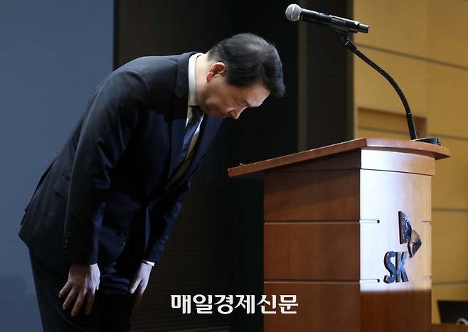 최태원 SK그룹 회장이 지난 5월 7일 서울 중구 SK텔레콤 본사에서 열린 해킹 사고 관련 일일 브리핑에 참석해 고개 숙여 사과하고 있다. [한주형 기자]