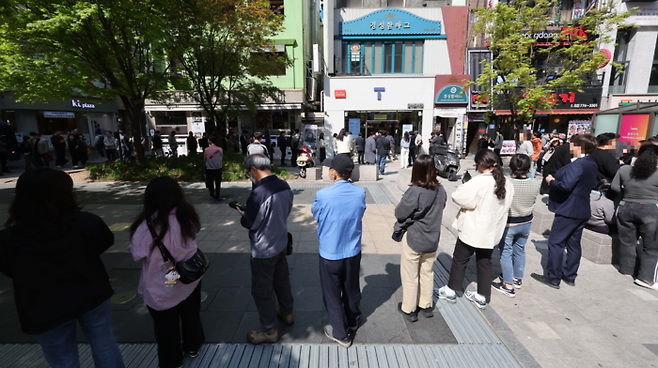 지난 4월 28일 서울시내 한 SK텔레콤 PS&M 직영점에서 시민들이 유심 교체를 위해 줄을 서 있는 모습. [한주형 기자]