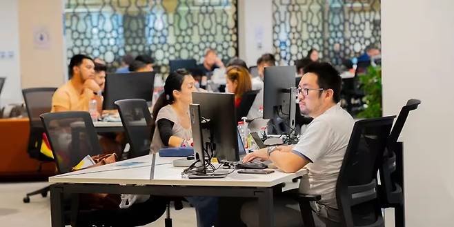 두바이에 위치한 사무실에서 사람들이 일하는 모습. 최근 현지 상업용 부동산 시장동향을 보면 임대료가 상당히 높은 수준에 이르렀다. /사진=두바이관광청