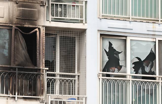 어린이 2명이 숨진 부산 기장군의 한 아파트 6층 화재 현장에서 지난 3일 오전 경찰, 소방, 국립과학수사연구원 등이 합동 감식을 벌이고 있다. 연합뉴스