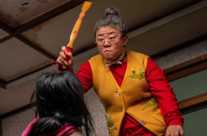 영화 '좀비딸'의 한 장면.