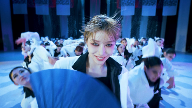 엠넷 ‘월드 오브 스트릿 우먼 파이터’의 메가크루 미션으로 한국팀 범접이 선보인 ‘몽경’의 한 장면. 저승사자와 한국 전통 춤을 소재로 대형 군무를 선보였다. 사진제공=CJ ENM