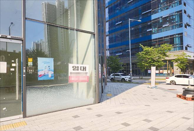 6월 18일 오후 경기 부천시 옥길지구 한 지식산업센터 1층 상가 곳곳엔 ‘임대 문의’ 현수막이 붙은 공실이 즐비하다. (조동현 기자)