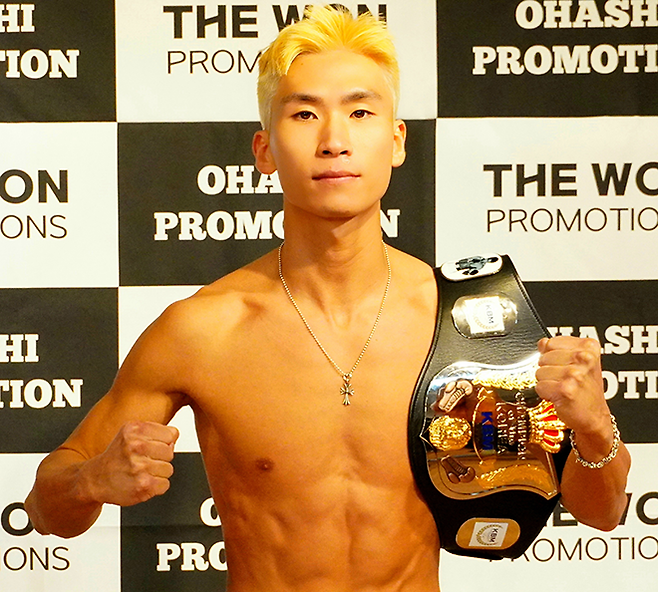 챔피언 심하녹이 2025년 4월 서울특별시 모여락스튜디오강남양재연습실 KBM 페더급 타이틀 1차 방어전 계체 통과 후 기념 촬영을 하고 있다. 사진=한국복싱커미션