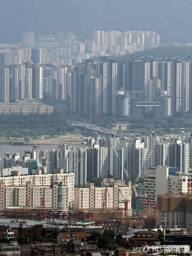 (서울=뉴스1) 민경석 기자 = 이재명 대통령이 3일 정부의 부동산 정책에 대해 "이번 대출 규제는 맛보기에 불과하다"며 "수요 억제책은 많이 남아있다"고 밝혔다.  이 대통령은 이날 서울 청와대 영빈관에서 열린 취임 30일 기념 기자회견에서  "수도권 집중이 심화되는 와중에 투기적 수요가 시장을 매우 교란하고 있다. 이러한 전체 흐름을 바꾸겠다"며 이같이 말했다.  사진은 이날 서울 중구 남산에서 바라본 강남 일대 아파트 단지 모습. 2025.7.3/뉴스1  Copyright (C) 뉴스1. All rights reserved. 무단 전재 및 재배포,  AI학습 이용 금지. /사진=(서울=뉴스1) 민경석 기자