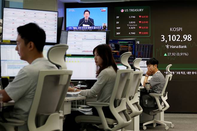 [서울=뉴시스] 김진아 기자 = 3일 서울 중구 하나은행 본점 딜링룸에서 이재명 대통령 취임 30일 기자회견 '대통령의 30일, 언론이 묻고 국민에게 답하다'가 생중계되고 있다.   코스피는 전 거래일(3075.06)보다 25.27포인트(0.82%) 상승한 3100.33에, 코스닥 지수는 전 거래일(782.17)보다 3.60포인트(0.46%) 오른 785.77에 거래를 시작했다. 2025.07.03. bluesoda@newsis.com /사진=김진아