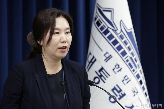 [서울=뉴시스] 최동준 기자 = 강유정 대변인이 1일 서울 용산구 대통령실 청사에서 국무회의 관련 브리핑을 하고 있다. 2025.07.01. photocdj@newsis.com /사진=최동준