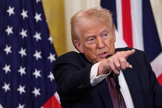 도널드 트럼프 미국 대통령이 2월27일(현지시간) 워싱턴 백악관에서 열린 키어 스타머 영국 총리와 정상회담을 마친 뒤 가진 기자회견서 “블라디미르 푸틴 러시아 대통령이 우크라이나 종전 협상을 한다면 자신의 약속을 어길 것이라고 생각하지 않는다"고 말했다. /로이터=뉴스1