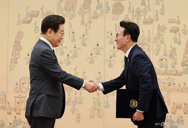 [서울=뉴시스] 고범준 기자 = 이재명 대통령이 4일 서울 용산 대통령실 청사에서 열린 임명장 수여식에서 김민석 신임 국무총리에게 임명장을 수여하고 있다. 2025.07.04. bjko@newsis.com /사진=고범준