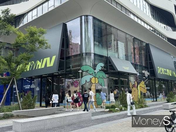 서울 성동구에 위치한 올리브영N 성수 매장이 외국인들의 필수코스로 자리잡았다. 사진은 올리브영N 성수 외관./사진=김다정 기자