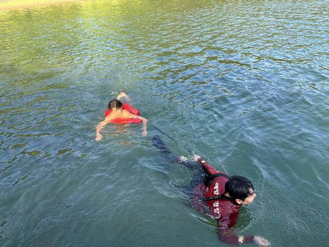 해경이 해파리에 쏘여 섬에 고립된 10대를 구조하고 있다.. 통영해경 제공