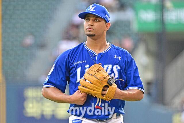 2일 서울 잠실야구장에서 열린 '2025 신한 SOL BANK KBO리그' 삼성 라이온즈와 두산 베어스 경기. 삼성 선발 가라비토가 1회 무실점 수비를 마치고 더그아웃으로 들어서고 있다./마이데일리