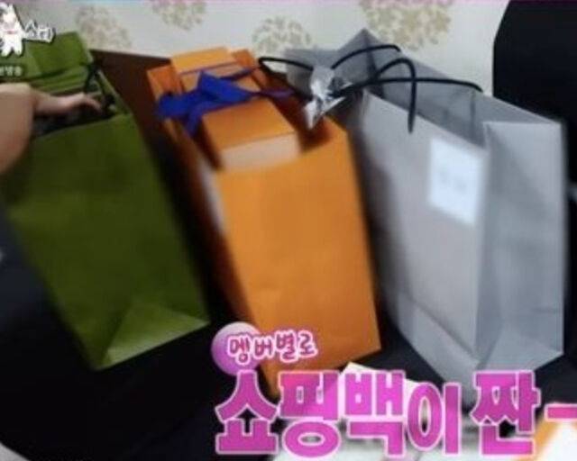 아이유가 '있지' 멤버들을 위해 각종 명품 가방을 선물했다. / MBC '라디오스타' 캡처