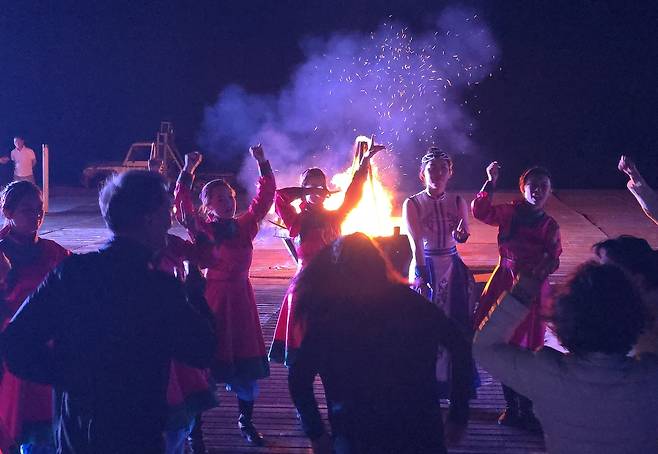 캠프파이어에선 몽골족 공연단과 여행자가 한데 어울려 K-팝에 맞춰 한바탕 논다