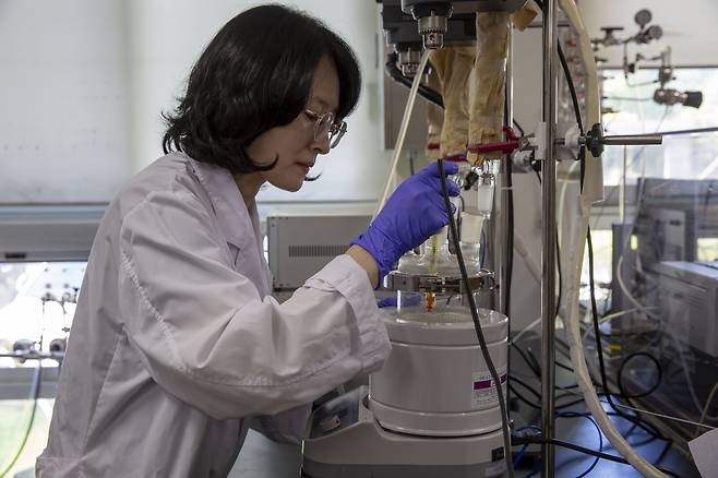 한국에너지기술연구원 연구진이 개발한 기술로 촉매합성 실험을 하고있다. [에너지연 제공]