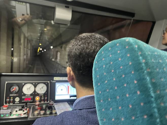 지난달 17일 오전 서울 지하철 2호선에서 열차를 운행하고 있는 기관사 김성관 씨. 박병국 기자