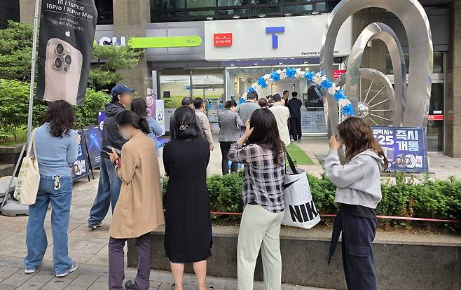 지난 4월 20일 서울 시내 한 SK텔레콤 공식인증 대리점 앞에 고객들이 유심 교체를 위해 길게 줄을 서 기다리고 있다. [연합]