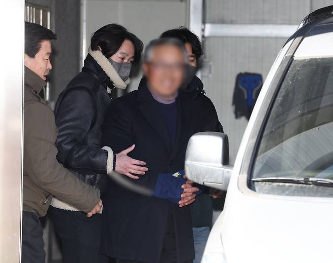 지난 1월 서울서부지법 난동 사태에 가담한 사랑제일교회 특임전도사 윤 모 씨가 지난 2월 5일 서부지법에서 열리는 구속 전 피의자 심문(영장실질심사) 출석을 위해 서울 마포경찰서를 나서고 있다. [연합]