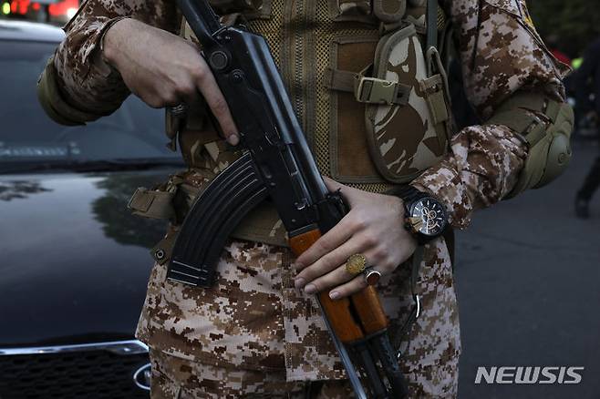 [테헤란=AP/뉴시스] 이란에서 지난 2021년부터 올해까지 스위스 외교관과 관련 인물 4명이 잇따라 의문사한 것으로 알려지면서, 외교관 안전에 대한 우려가 제기되고 있다. 이란 테헤란의 팔레스타인 광장에서 이란혁명군수비대 대원이 반이스라엘 시위대 주변을 경계하는 모습. 2025.07.04