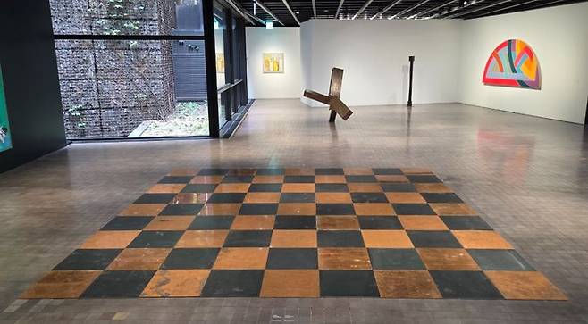 칼 안드레, <81개의 구리, 철 (헤파이스토스의 그물)>, 1981, 구리, 철, 457.2 x 457.2 x 0.5cm, 전시 전경 (사진: 리움미술관) *재판매 및 DB 금지