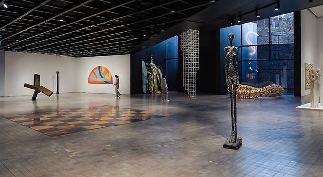 리움 현대미술 소장품전 전경, 오른쪽 조각상은 알베르토 자코메티의 거대한 여인 3 작품. *재판매 및 DB 금지