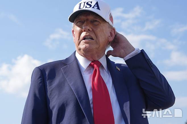 [앤드루스합동기지=AP/뉴시스]도널드 트럼프 대통령이 3일(현지 시간) 메릴랜드주 앤드루스합동기지에서 대통령 전용기에 탑승하기 앞서 취재진 질문에 답변하고 있다. 2025.07.04.