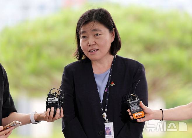 [서울=뉴시스] 홍효식 기자 = 임은정 신임 서울동부지검장이 4일 서울 송파구 서울동부지방검찰청으로 출근하며 취재진 질문에 답하고 있다. 2025.07.04. yesphoto@newsis.com