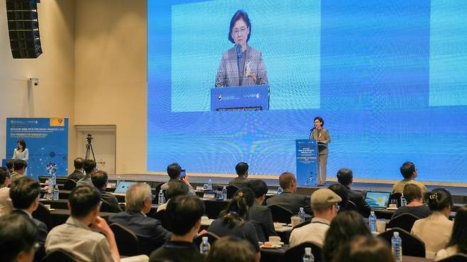 [서울=뉴시스] 지영미 질병관리청장이 3일 서울드래곤시티 호텔에서 열린 제1회 '이건희 감염병극복 연구역량 강화사업 국제심포지엄'에서 환영사를 하는 모습 (사진=질병관리청 제공) 2025.07. *재판매 및 DB 금지