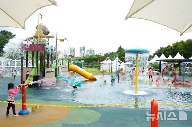 [군포=뉴시스] 지난해 개장한 물놀이장 현장. (사진=군포시 제공) 2025.07.04. photo@newsis.com