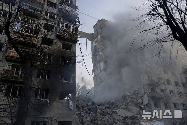 [키이우=AP/뉴시스] 러시아가 3일(현지 시간) 블라디미르 푸틴 대통령과 도널드 트럼프 미국 대통령의 통화 뒤 우크라이나 전역에 대규모 공습을 재개했다고 우크라이나 언론이 전했다. 사진은 지난달 17일 우크라이나 키이우에서 러시아의 미사일과 드론 공습으로 건물이 붕괴된 모습 2025.07.04.