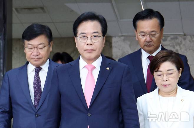 [서울=뉴시스] 김금보 기자 = 송언석(가운데) 국민의힘 비상대책위원장 겸 원내대표가 4일 서울 여의도 국회에서 열린 원내대책회의에 참석하고 있다. 2025.07.04. kgb@newsis.com