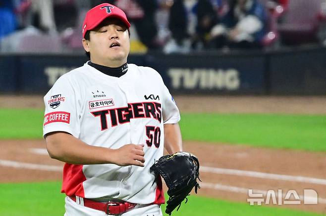 [광주=뉴시스] 이영주 기자 = 지난해 10월28일 광주 북구 광주-기아챔피언스필드에서 열린 2024 KBO 포스트시즌 한국시리즈 5차전 삼성 라이온즈와 KIA 타이거즈의 경기, 7회 초 2사 주자없는 상황에서 KIA 장현식이 삼자범퇴로 이닝을 마무리하며 덕아웃으로 내려오고 있다. 2024.10.28. leeyj2578@newsis.com
