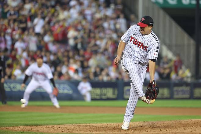 [서울=뉴시스] 프로야구 LG 트윈스 장현식이 6월28일 서울 잠실구장에서 열린 2025 신한 쏠뱅크 KBO리그 KIA 타이거즈와의 경기에 불펜 등판해 공을 피하고 있다. (사진=LG 트윈스 제공) 2025.06.28. *재판매 및 DB 금지