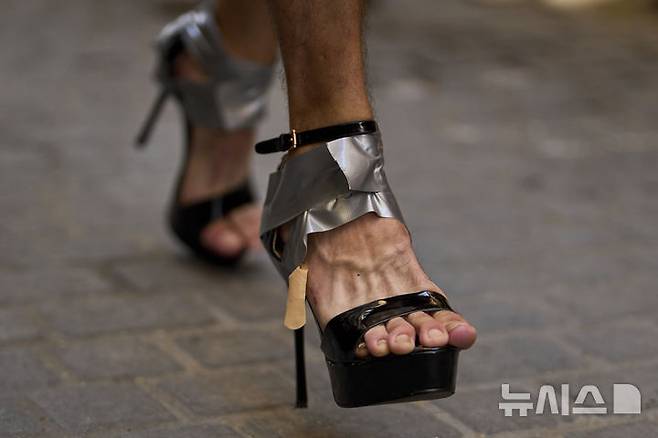 [마드리드=AP/뉴시스] 3일(현지 시간) 스페인 마드리드에서 열린 '마드리드 프라이드 주간의 연례 하이힐 레이스'에 참가한 참가자들이 높이 15cm의 하이힐을 신고 달리고 있다. 2025.07.04.