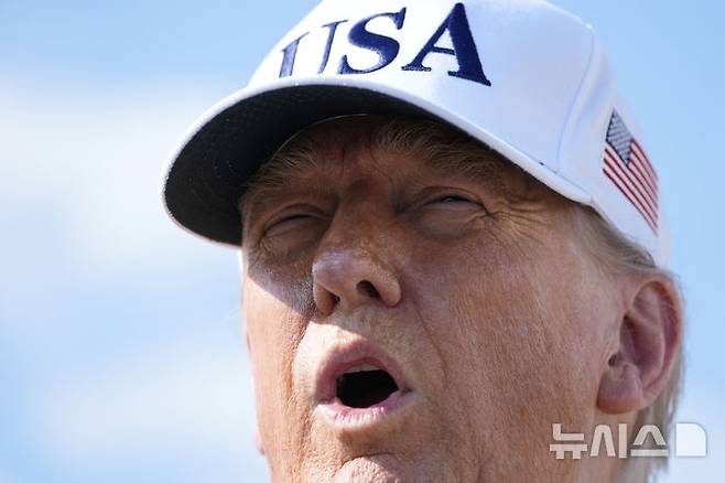 [앤드루스합동기지=AP/뉴시스] 도널드 트럼프 대통령이 3일(현지 시간) 메릴랜드주 앤드루스합동기지에서 전용기에 탑승하기 앞서 취재진 질문에 답변하고 있다. 미국과 베트남이 상호 관세 유예 종료 약 일주일 전 무역 합의를 발표하면서, 다른 국가들과 협상에 어떤 영향을 미칠지 주목된다. 2025.07.04.